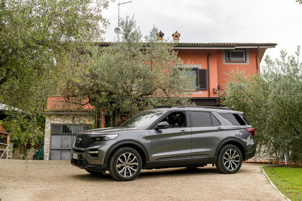 performancemag.it-2022-Ford-Explorer-plug-in-hybrid-in-sabina