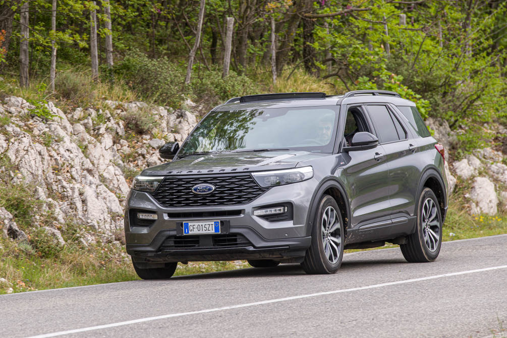 performancemag.it-2022-Ford-Explorer-plug-in-hybrid-in-sabina