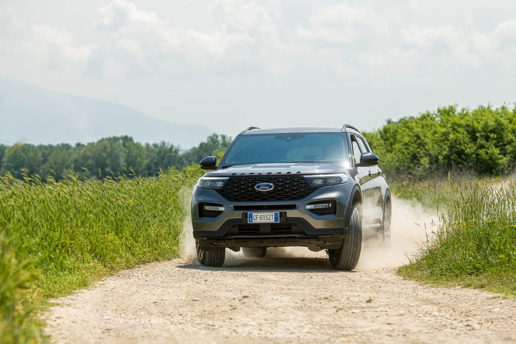 performancemag.it-2022-Ford-Explorer-plug-in-hybrid-in-sabina