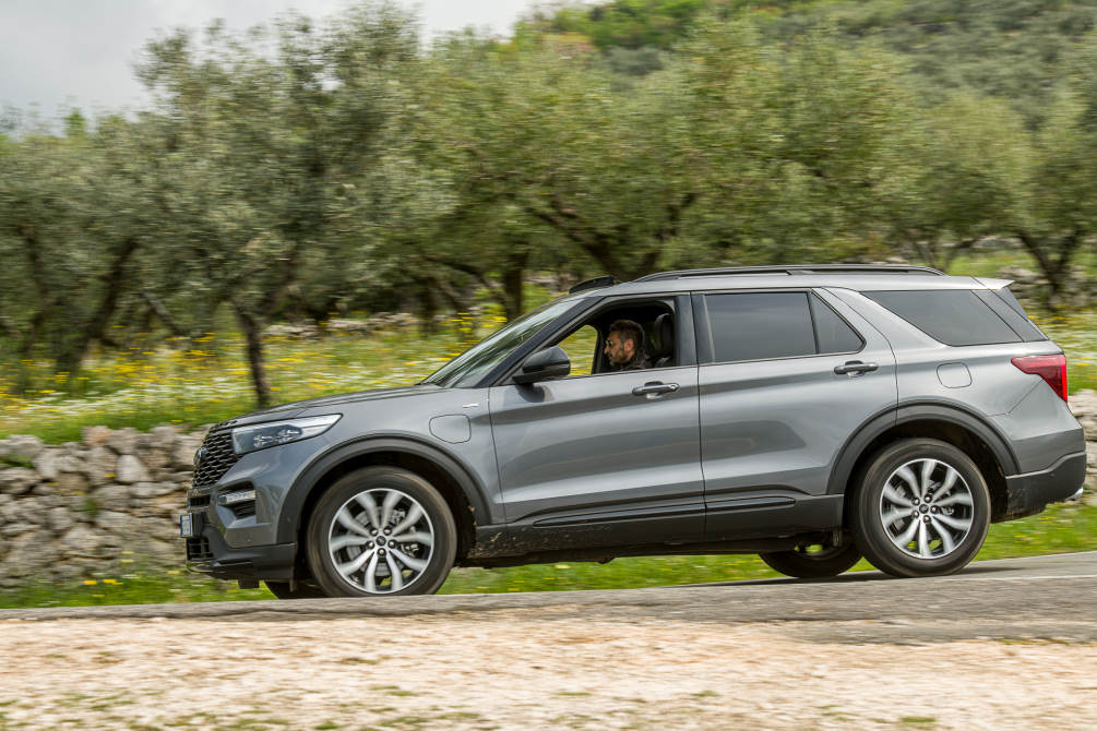 performancemag.it-2022-Ford-Explorer-plug-in-hybrid-in-sabina