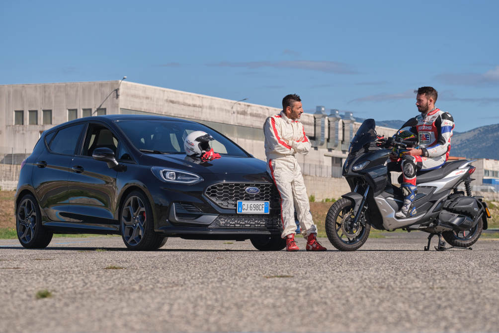 performancemag.it-ford-fiesta-ST-Vs-Aprilia-SR-GT