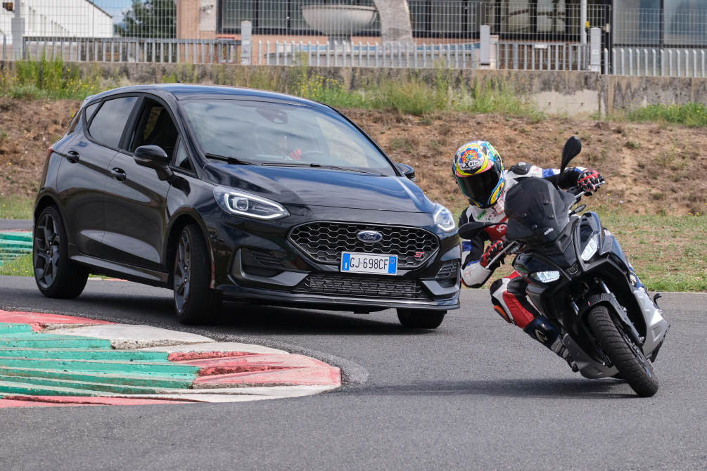 performancemag.it-ford-fiesta-ST-Vs-Aprilia-SR-GT