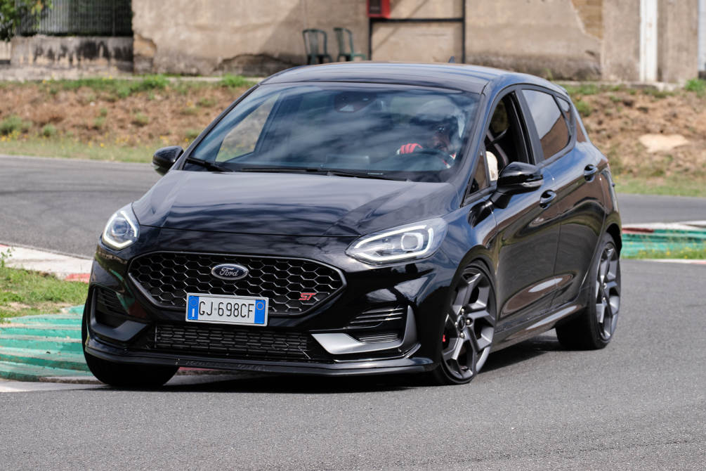 performancemag.it-ford-fiesta-ST-Vs-Aprilia-SR-GT