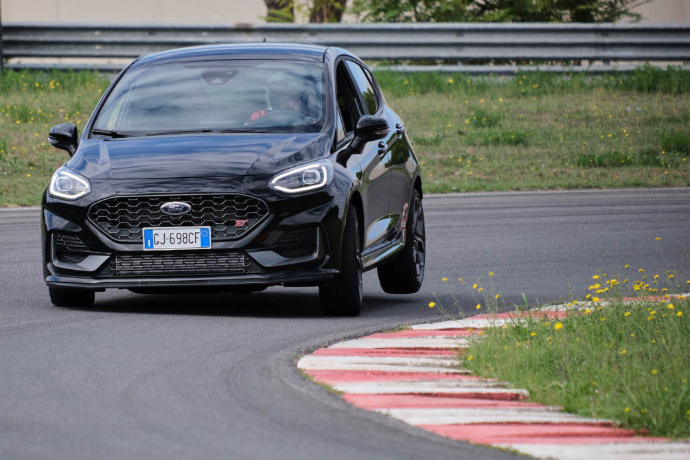 performancemag.it-ford-fiesta-ST-Vs-Aprilia-SR-GT