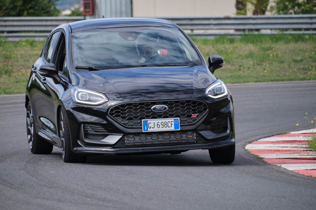 performancemag.it-ford-fiesta-ST-Vs-Aprilia-SR-GT