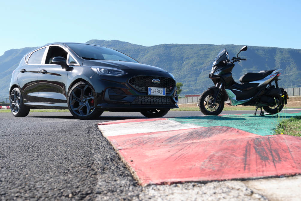 performancemag.it-ford-fiesta-ST-Vs-Aprilia-SR-GT