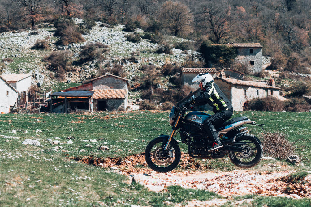  performancemag.it-test-benelli-leoncino-800-Trail