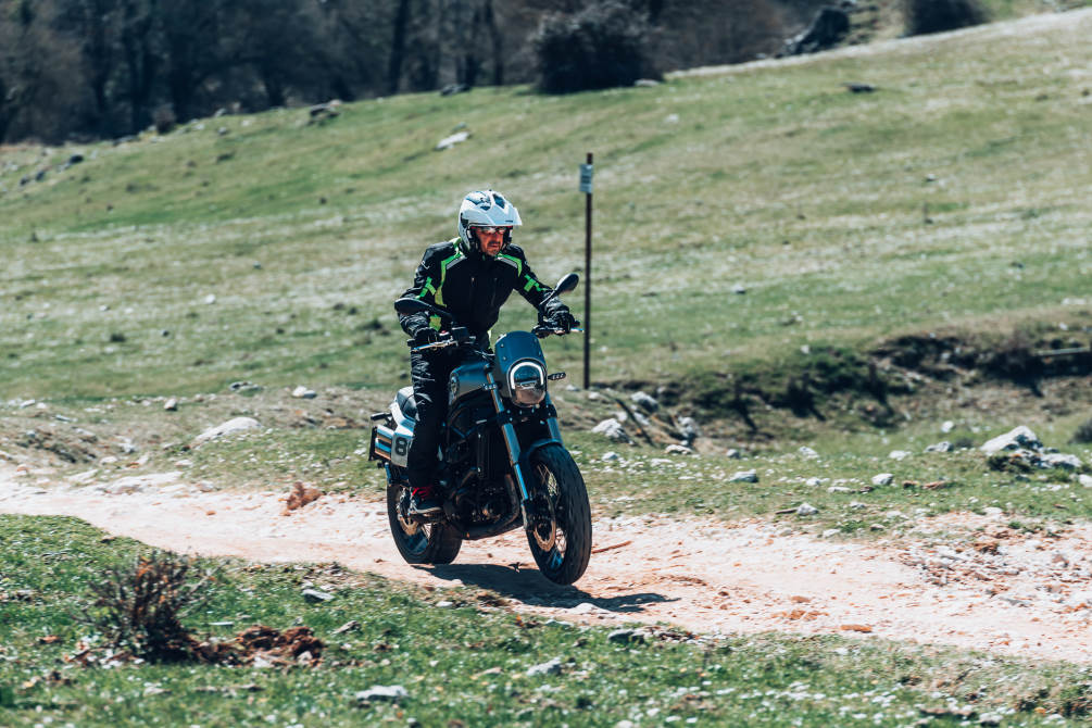  performancemag.it-test-benelli-leoncino-800-Trail