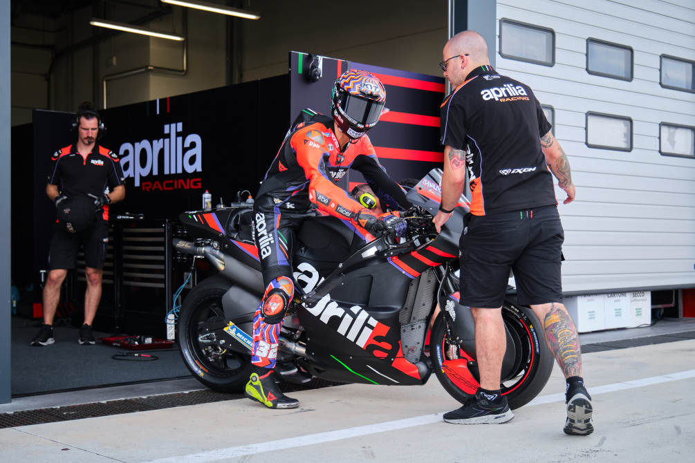 performancemag.it-misano-2023-test-team-aprilia-RS-GP